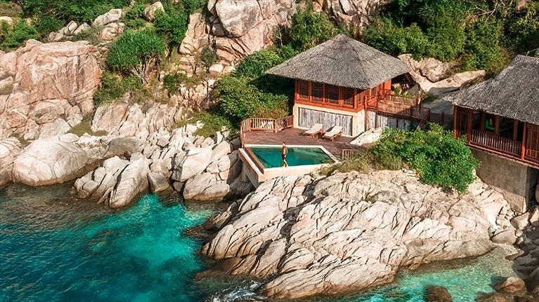 Khám phá Rock Pool Villa, nơi sự độc đáo được thể hiện qua từng khối đá tự nhiên, tạo nên một không gian nghỉ dưỡng độc nhất vô nhị, nguyên sơ và mạnh mẽ