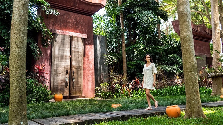 Khuôn viên khu nghỉ rợp bóng cây