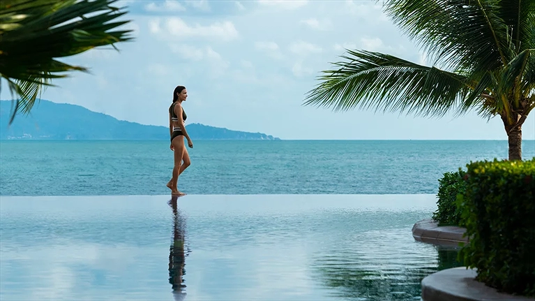 Thư giãn tại hồ bơi vô cực