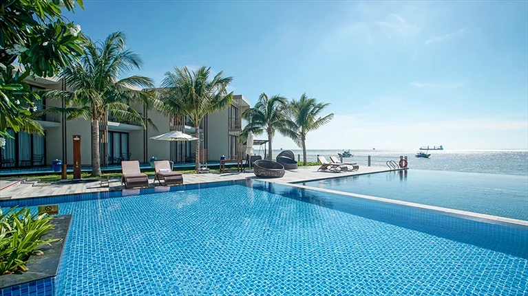 Hồ bơi vô cực ngoài trời