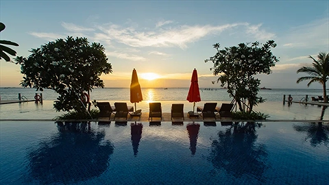 Hồ bơi vô cực ngoài trời