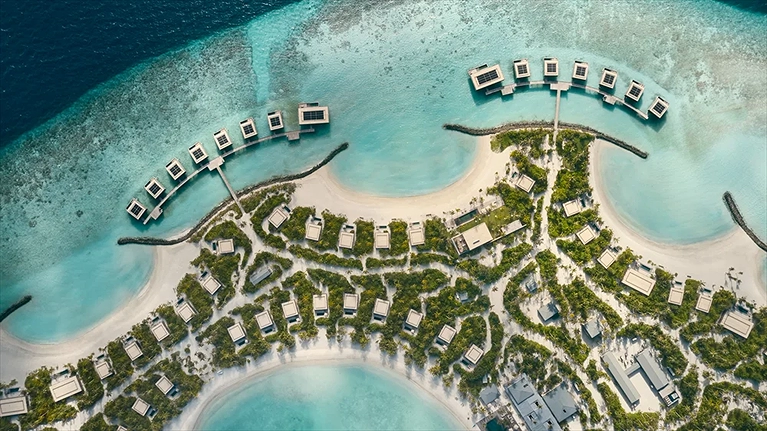 Trải rộng trên diện tích 42 ha, hòn đảo sơ khai với bãi cát trắng và nước biển trong lành