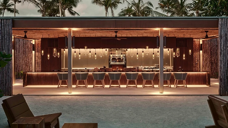 Quầy Bar rực rỡ vào buổi tối