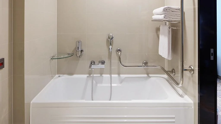 Thư giãn tại bồn tắm nằm