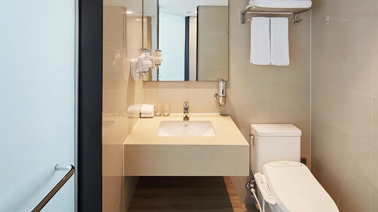 Nhà vệ sinh đủ tiện nghi