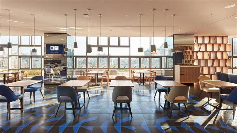 Không gian ngập trần ánh sáng