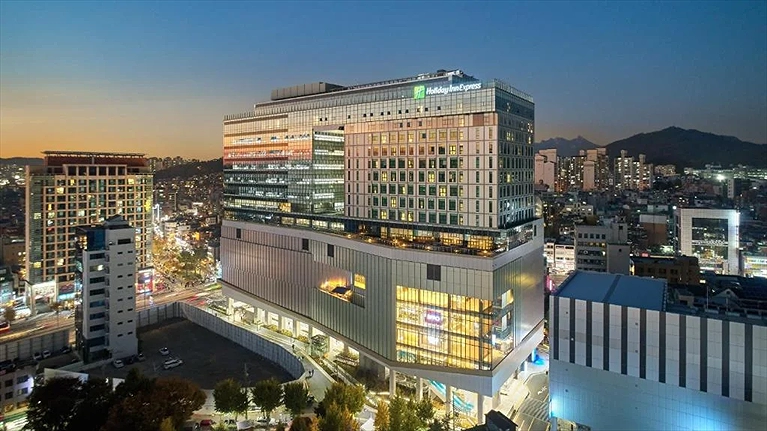 Tọa lạc vị trí thuận tiện chỉ cách tạm MRT và Bus một quãng đi bộ ngắn