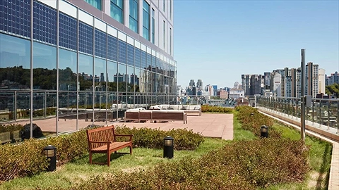 Khuôn viên xanh mát ngoài trời