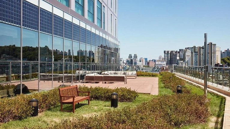 Khuôn viên xanh mát ngoài trời