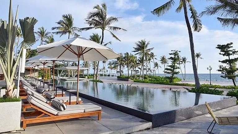 Hồ bơi ngoài khuôn viên resort - Khu vực nhà hàng  Sailing Club gần biển