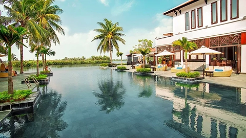 Hồ bơi vô cực với tầm nhìn ra sông