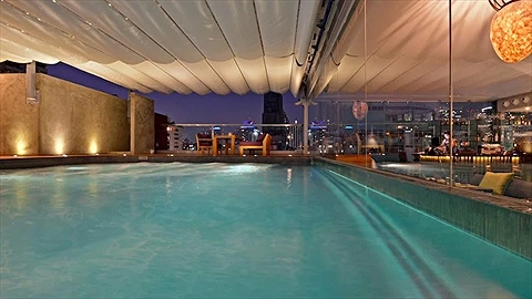 Thả mình trong làn nước mát và ngắm nhìn thành phố