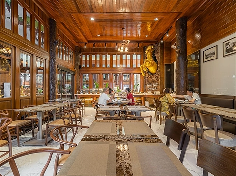 Không gian nhà hàng ấm cúng