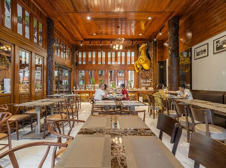 Không gian nhà hàng ấm cúng