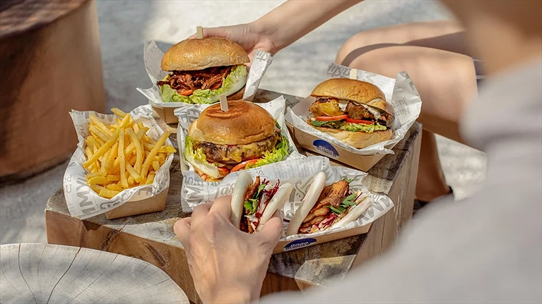 Một bữa picnic ngoài trời cũng là một lựa chọn thú vị