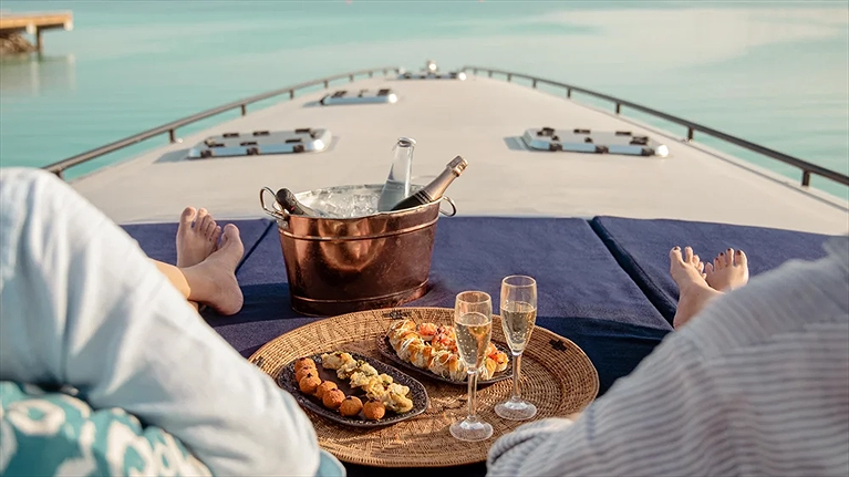 Một bữa ăn nhẹ nuôi dưỡng các giác quan và kết hợp cùng trải nghiệm du thuyền ngắm hoàng hôn hoàn hảo