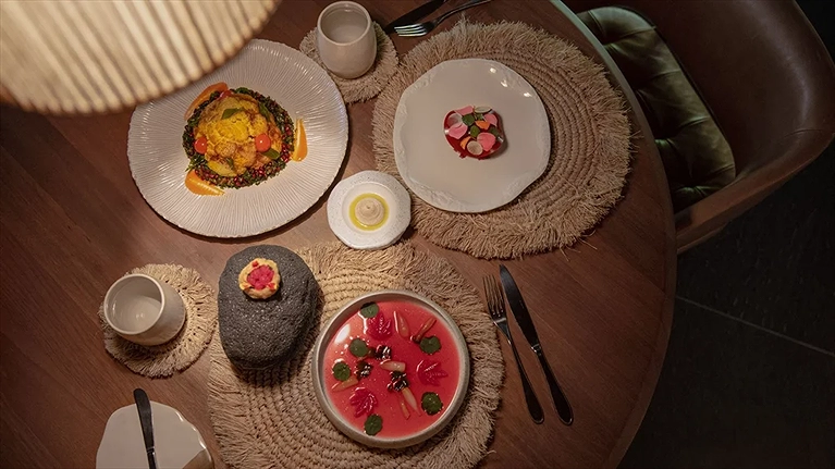 Các món ăn được chế biển tỉ mỉ và trình bày trang trọng