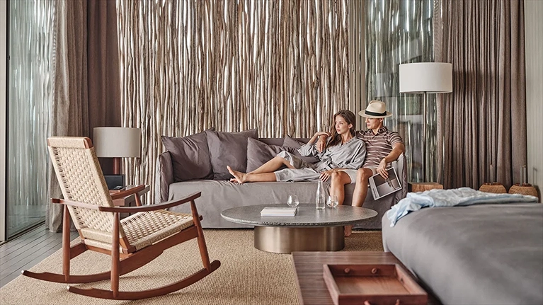 Thức dậy mỗi sáng trong phòng ngủ tràn ngập ánh sáng, nhìn ra khu vườn và hồ bơi riêng