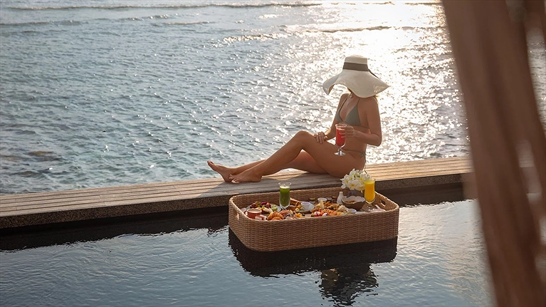 Trải nghiệm bữa sáng bồng bềnh (Floating Breakfast) ngay tại hồ bơi riêng của bạn