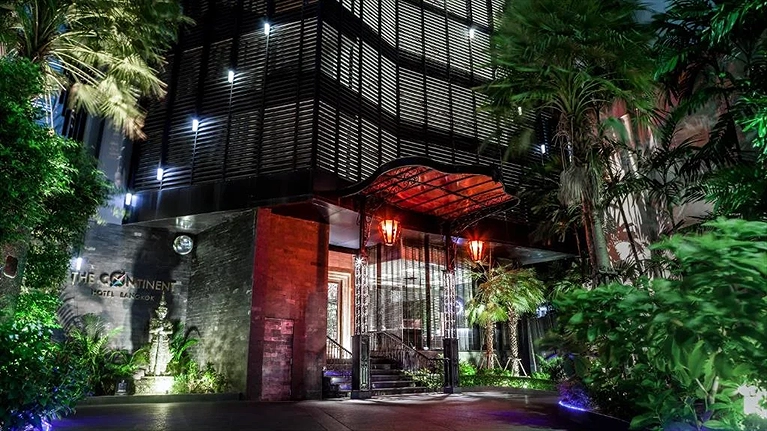 Khách sạn nằm trên trục đường vô cùng đông đúc