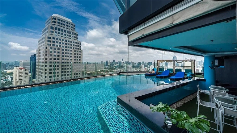 Hồ bơi ngoài trời