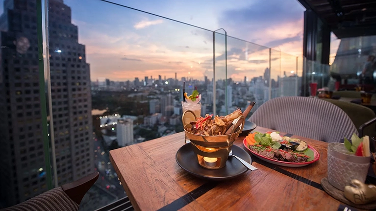 Thưởng thức ly cocktail ngoài trời và ngắm nhìn hoàng hôn buông