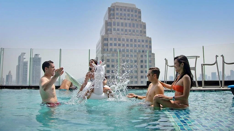 Hồ bơi ngoài trời