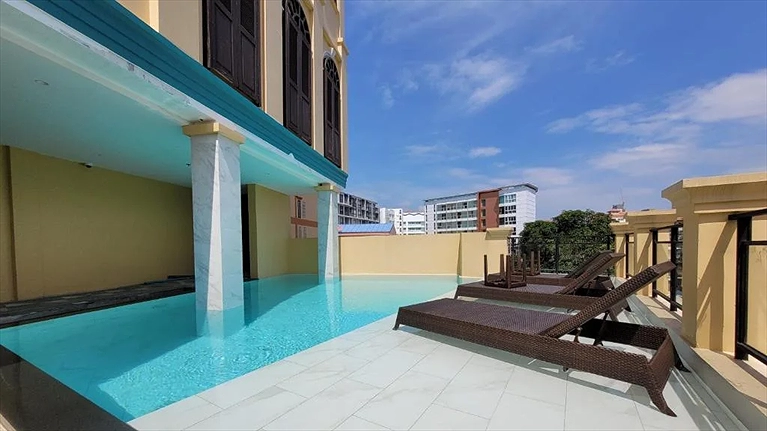 Hồ bơi ngoài trời