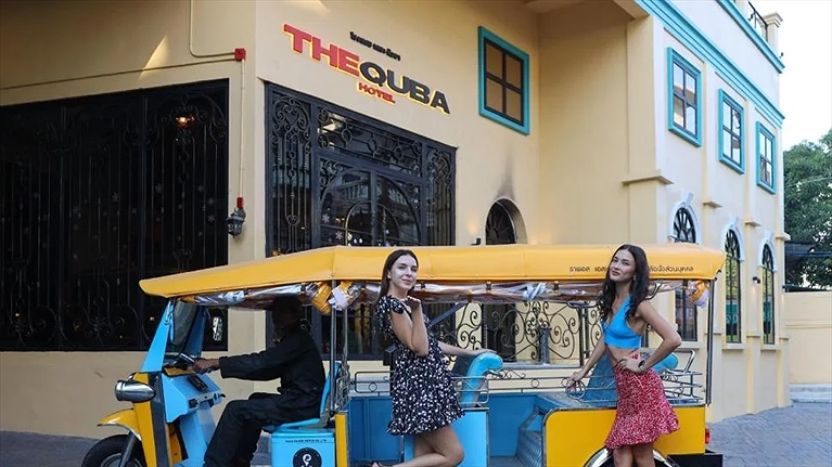 Khách sạn nằm gần những địa điểm mua sắm, vui chơi sôi động