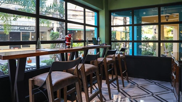 Không gian cafe bên trong khách sạn
