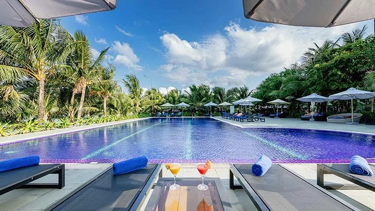 Hồ bơi ngoài trời