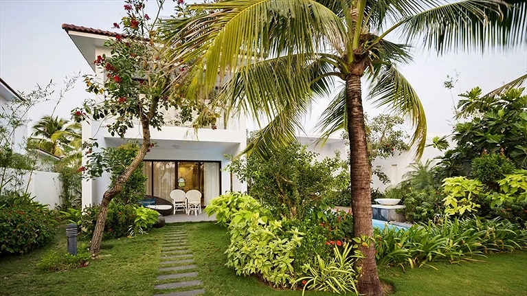 Khuôn viên xanh mát cùng những hàng dừa