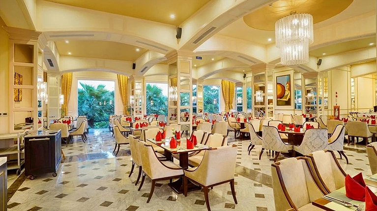 Nhà hàng rộng rãi và sang trọng đa dạng ẩm thực