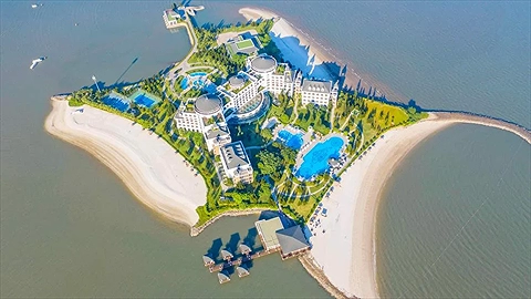 Ba mặt giáp biển trải cát trắng phau