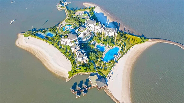 Ba mặt giáp biển trải cát trắng phau