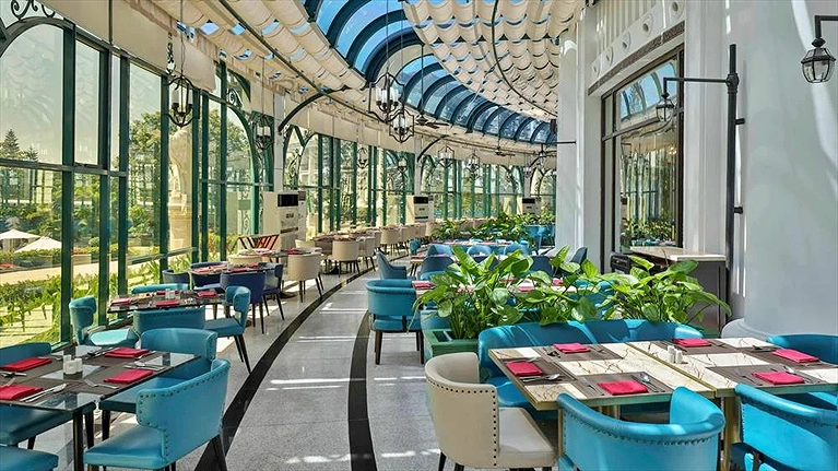 Khuôn viên nhà hàng xanh mát phối màu ấn tượng