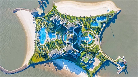 Khuôn viên xanh mát ngay giữa biển