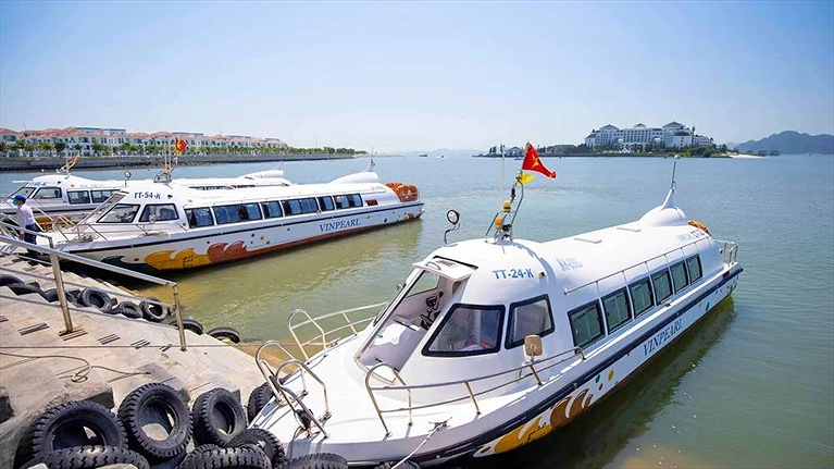 Tàu cao tốc chất lượng cao lướt trên mặt biển