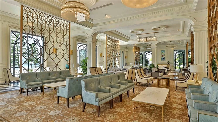 Thượng khách nghỉ ngơi và chờ đợi trong giây lát