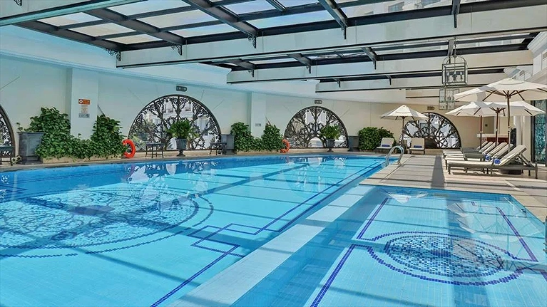 Bể bơi trong nhà với nước ấm