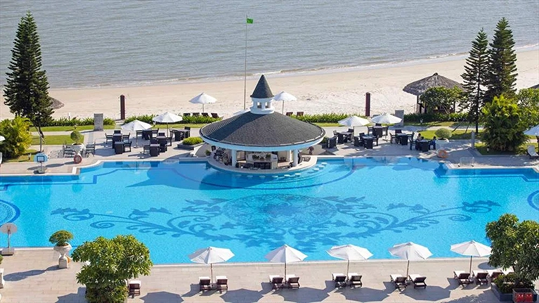 Bể bơi ngoài trời độc đáo giữa vịnh