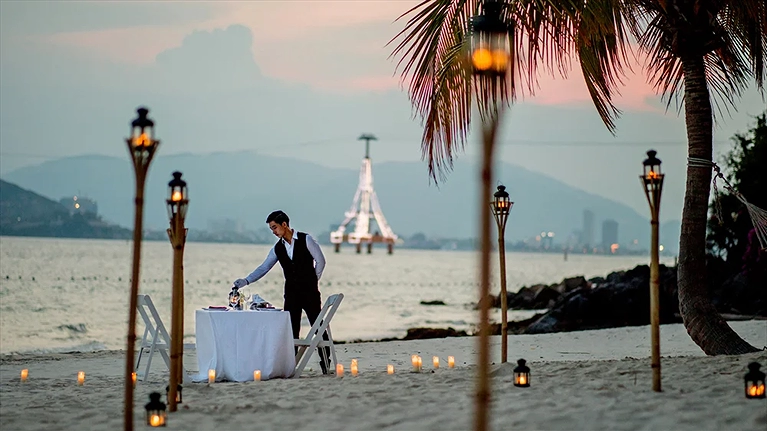 Thưởng thức bữa tối lãng mạn chiều hoàng hôn