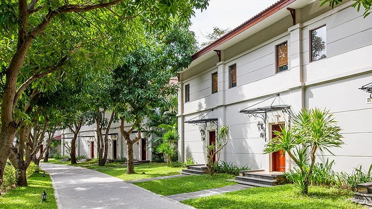 Khuôn viên khu nghỉ dưỡng xanh mát