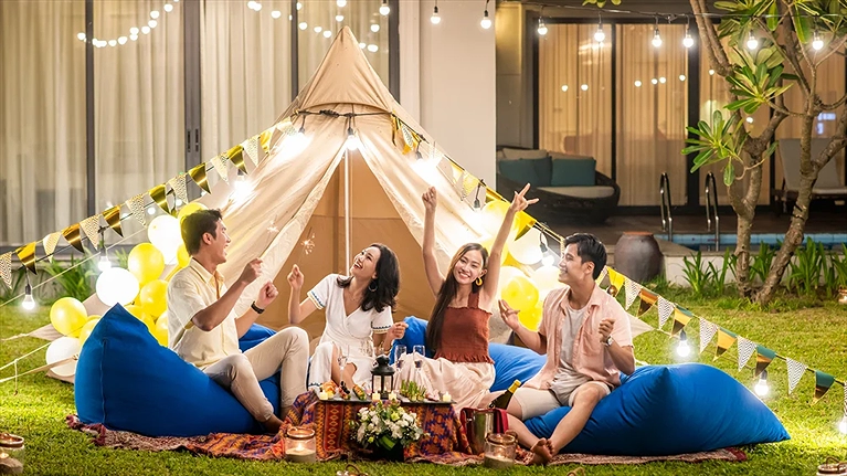 Hát ca cùng nhóm bạn trong không gian riêng tư