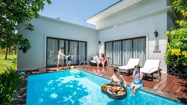 Tận hưởng bữa sáng bồng bềnh bên bể bơi