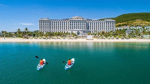 Tòa lâu đài Sealink nguy nga trước biển