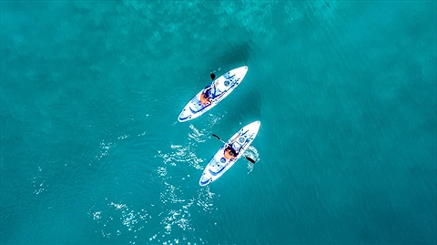 Chèo kayak trên biển xanh trong vắt