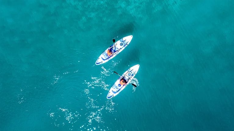 Chèo kayak trên biển xanh trong vắt