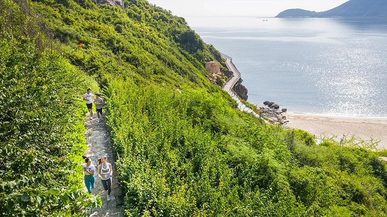 Chạy bộ ngoài trời với khung cảnh độc đáo