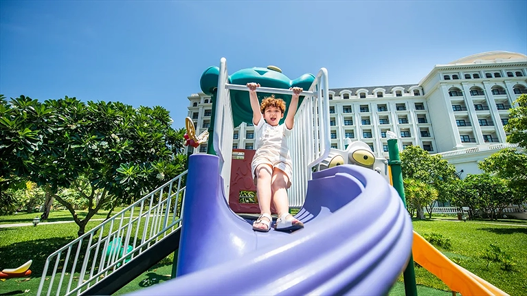 Ngoài trời với cầu trượt thú vị